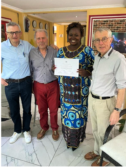 Remise dun certificat de formation lune des participantes